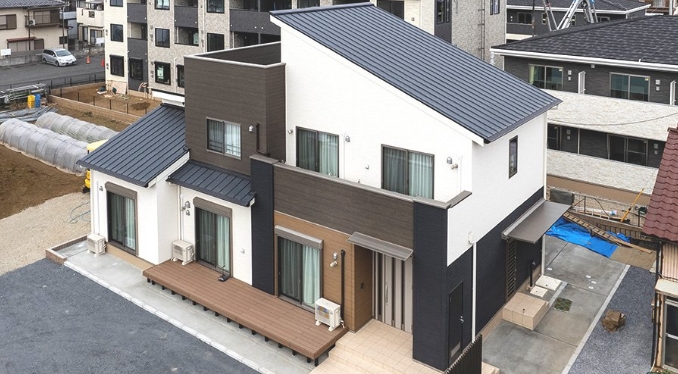 洋風の縦葺き金属屋根
