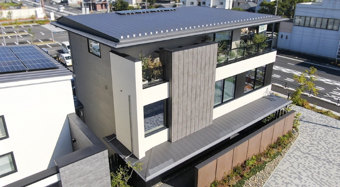 洋風の平滑葺き金属屋根
